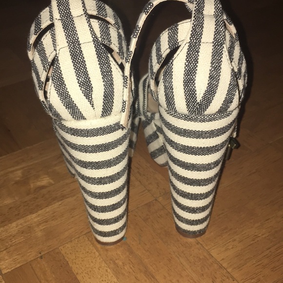 Fabulous blue and white striped high heels - Picture 5 of 5